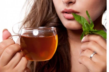 තේ පානය අඩුකරන්නැයි දැනුම් දෙයි..විශේෂ හේතුවත් කියයි..