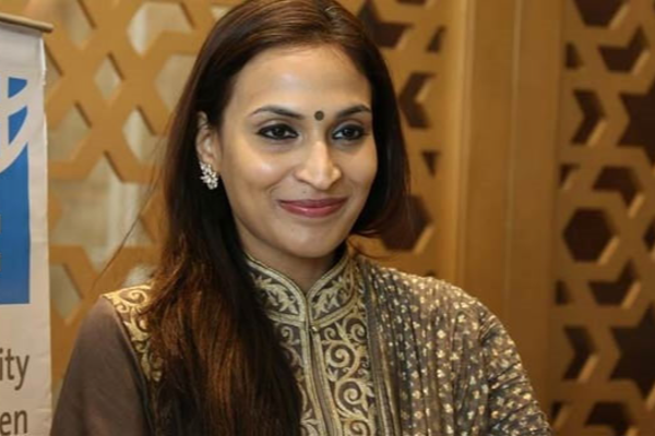 முதன்முறையாக இந்தி படத்தை இயக்கும் ஐஸ்வர்யா - குவியும் வாழ்த்துக்கள் - தமிழ்நாடு