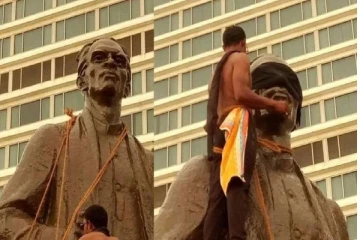 பண்டாரநாயக்கவின் கண்களை மூடி கட்டப்பட்டது கறுப்புத்துணி(photos)