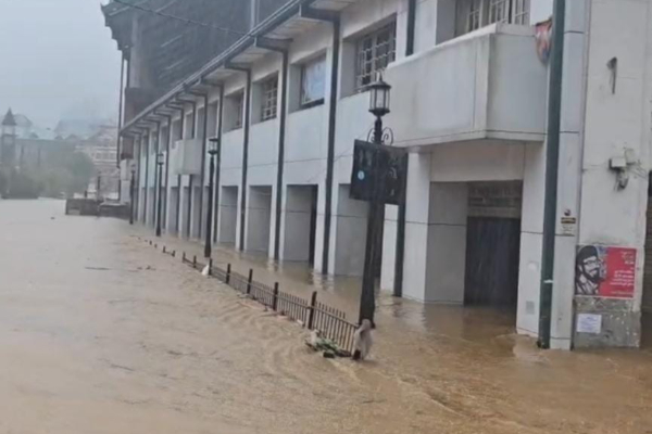 நுவரெலியா நகர பகுதிகளில் நான்கு அடி உயரத்திற்கு தண்ணீர் | Flood Rises To Four Feet In Nuwara Eliya City Are