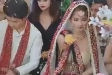 அழகு சிலையாய் திருமணக் கோலத்தில் மணப்பெண் செய்த வேலை! ஒரக்கண்ணில் ரசிக்கும் மாப்பிள்ளை