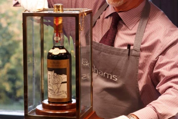 ஒரு சொட்டு போதுமாம்.. 22 கோடிக்கு விற்கப்பட்ட 1 பாட்டில் விஸ்கி - அப்படி அதில் என்ன இருக்கு?