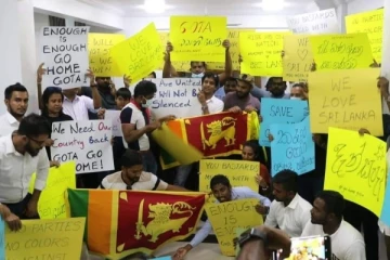 மாலைதீவிலும் இலங்கை மக்களுக்கு ஆதரவு: போராட்டம் ஆரம்பம் (Photos)