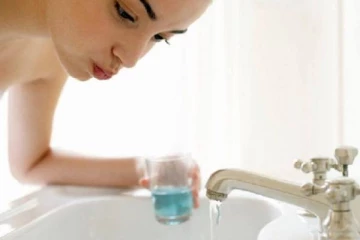 அதிகமாக மவுத்வாஷை பயன்படுத்தினால் ஏற்படும் பக்க விளைவுகள் என்னென்ன தெரியுமா?