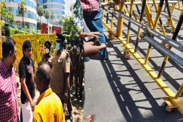 கொழும்பில் கடுமையாக அமைக்கப்பட்டுள்ள வீதித்தடைகள்! நேரில் பார்வையிட்ட நாடாளுமன்ற உறுப்பினர்கள்