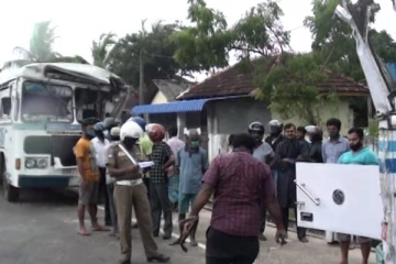 கல்முனை பிரதான வீதியில் இரு தனியார் பேருந்துகள் ஒன்றுடனொன்று மோதி பாரிய சேதம்!