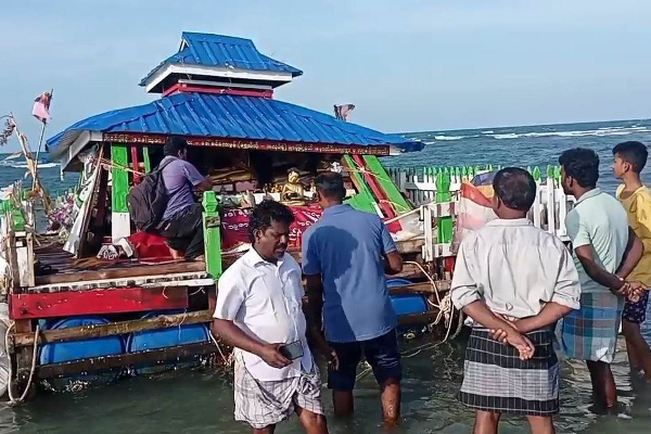 புத்தருடன் கரையொதுங்கிய தெப்பத்தால் பரபரப்பு! (Photos) | A Boat With Buddha On The Shore Caused Excitement