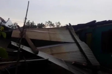 நுவரெலியாவை தாக்கிய மினிசூறாவளி! 14 வீடுகள் சேதம் (video)