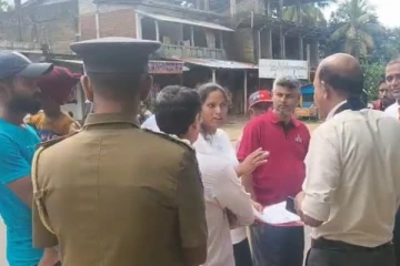 தமிழர் பகுதியில் இடமாற்றம் செய்யப்பட்ட ஆசிரியர் ; போராட்டத்தில் குதித்த பெற்றார்கள்