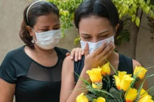 கொரோனாவால் தந்தை இறக்க நானே காரணம்: கண்ணீர் விட்டு கதறும் சுவிஸ் இளம்பெண்