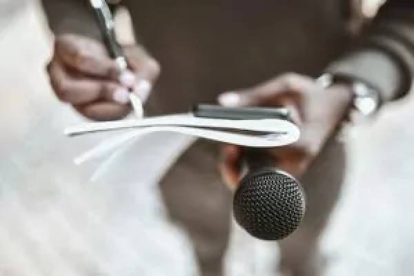 நீதிமன்ற வாசலில் ஊடகவியலாளருக்கு அச்சுறுத்தல் விடுத்த அதிகாரி! | Journalist Threatens Indian Fishermen After Video நீதிமன்ற வாசலில் ஊடகவியலாளருக்கு அச்சுறுத்தல் விடுத்த அதிகாரி! | Journalist Threatens Indian Fishermen After Video