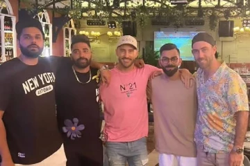 RCB வீரர்களுக்கு சொந்த உணவகத்தில் டிரீட் கொடுத்த விராட் கோலி! வைரல் புகைப்படம்