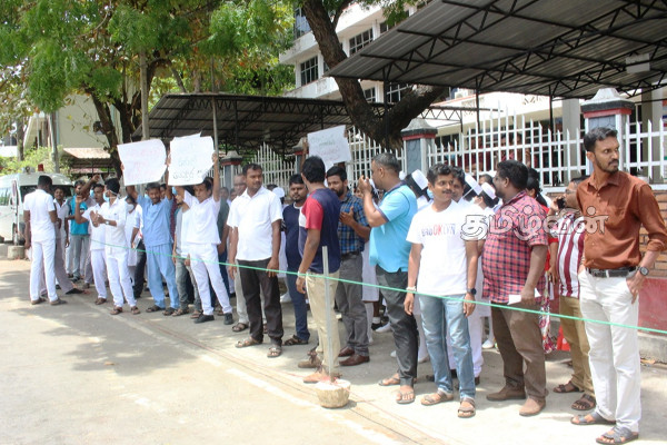போராட்டகளமாக மாறிய இலங்கை: அரசாங்கத்திற்கு எதிராக வீதிக்கு இறங்கிய மக்கள் (Photos) | Protest In Tricomalee