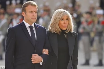 ஓரின சேர்க்கையாளருடன் உங்கள் கணவர்: பிரான்ஸ் ஜனாதிபதியின் மனைவிக்கு வந்த தொலைபேசி அழைப்பு