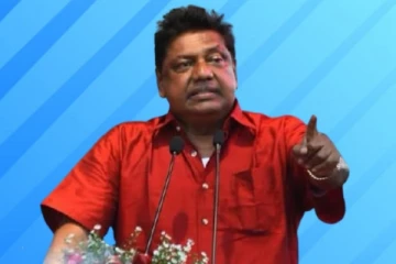 அரசாங்கத்திற்குள் இருந்து கத்திக்கொண்டிருக்காமல் வெளியேறி வாருங்கள்:  குமார வெல்கம அழைப்பு