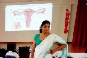 "ඔය ඉන්නෙ මම..ඉනට අත තියාන.".පිටිපස්සෙන් තියෙන්නෙ.##..ය අද නාන ගමන් හොදට බලන්න.(PHOTOS)