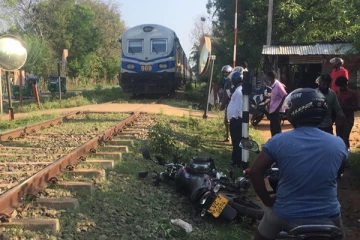 யாழிலிருந்து கொழும்பு நோக்கி பயணித்த புகையிரதத்தில் மோட்டார்சைக்கிள் மோதி விபத்து - ஒருவர் படுகாயம்