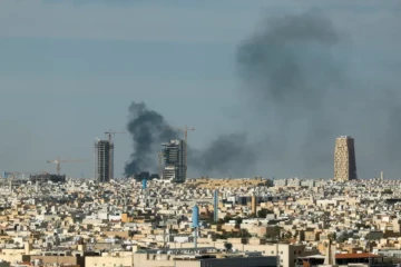 ඉරානයෙන් පිට පිටම මිසයිල සහ ඩ්‍රෝන ප්‍රහාර මාලාවක් එක්සත් අරාබි එමීර් රාජ්‍යට