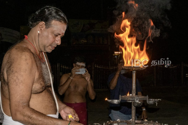புத்தாண்டை முன்னிட்டு நல்லூரில் தீபம் ஏற்றி வழிபாடு | New Year Celebration 2026 In Sri Lanka புத்தாண்டை முன்னிட்டு நல்லூரில் தீபம் ஏற்றி வழிபாடு | New Year Celebration 2026 In Sri Lanka