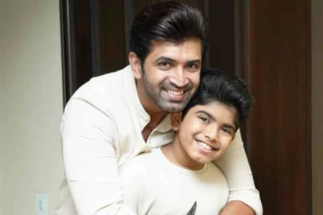 மகனுடன் ஆட்டோவில் பயணித்துள்ள நடிகர் அருண் விஜய்- எங்கே சென்று என்ன வாங்கினார் பாருங்க