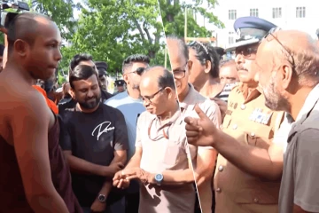 ஞானசாரருக்கான போராட்டத்தில் ஏற்பட்டுள்ள பதற்றநிலை.. அரச அதிகாரிகளுடன் முரண்பட்ட பிக்குகள்
