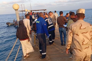 வெளிநாடொன்றில் கடலில் மூழ்கிய படகு: இரண்டு பிரித்தானியர்கள் உட்பட 16 பேர் மாயம்