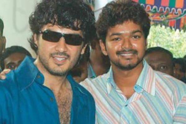 ரசிகர்களுடன் இணைந்து அஜித், விஜய் இருவரும் ஒன்றாக எடுத்த புகைப்படம்- இதுவரை பார்க்காத போட்டோ