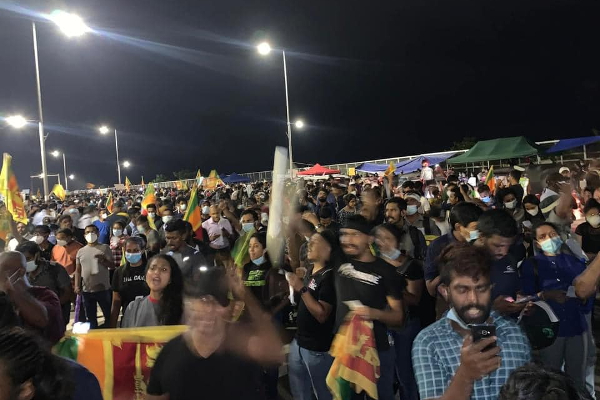 கொமும்பில் நள்ளிரவிலும் ஜனாதிபதியை பதவி விலகுமாறு கோசம்போடும் இளைஞர்கள்! | Colombo Youths Midnight Protest Gohomegota