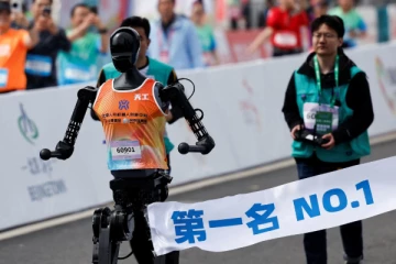 மரதன் ஓட்டப் போட்டியில் பங்கேற்ற ரோபோக்கள்