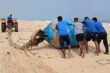 சுண்டிக்குளம் கடற்கரை பகுதியில் மர்ம பொருள்
