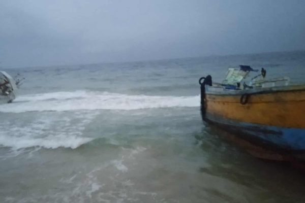 கடலில் தெய்வாதீனமாக தப்பிய மட்டக்களப்பு மீனவர்கள் | Batticaloa Fishermen Miraculously Escaped At Sea கடலில் தெய்வாதீனமாக தப்பிய மட்டக்களப்பு மீனவர்கள் | Batticaloa Fishermen Miraculously Escaped At Sea