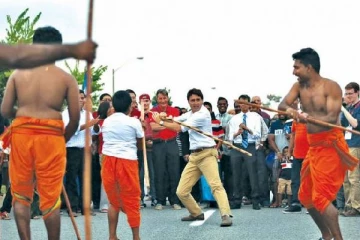 கனடாவில் தங்கள் அடையாளத்தை பாதுகாத்து, சமூகத்தின் ஒருபகுதியாக வாழும் தமிழர்கள்