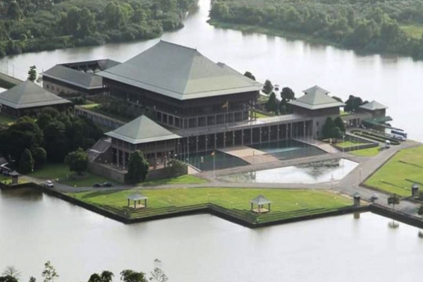 பெண் நாடாளுமன்ற உறுப்பினர்கள் இளஞ்சிவப்பு நிற ஆடைகளை அணிய தீர்மானம் | Female Members Of Parliament To Wear Pink Clothes