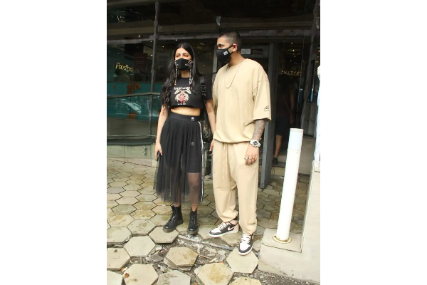 ஸ்ருதிஹாசனின் காதலர் யார் தெரியுமா? மாடர்ன் உடையில் காதலரோடு ஊர் சுற்றும் புகைப்படங்கள் | Actrss Shruthihassan With Her Lover In Mumbai