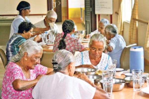 இலங்கையில் அதிகரித்துச் செல்லும் பெண்கள் தொகை | Women Continue To Outnumber Men In Sri Lanka