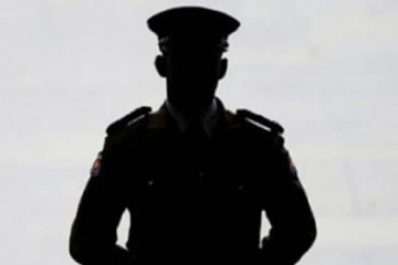 අත්අඩංගුවට ගත් සැකකරුගේ බැංකු කාඩ්පතින් ලක්ෂ 6 ක් ගත්තු කොස්තාපල්ට වැඩ වරදී