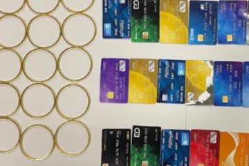 ක්‍රෙඩිට් කාඩ් ලෙස කාන්තාවක් සූක්ෂම ලෙස රත්තරන් ගෙනා හැටි හසු වෙයි..