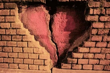 கண்களில் இருந்து கண்ணீரை பிழியச் செய்யும் காதலின் வலிகள்!