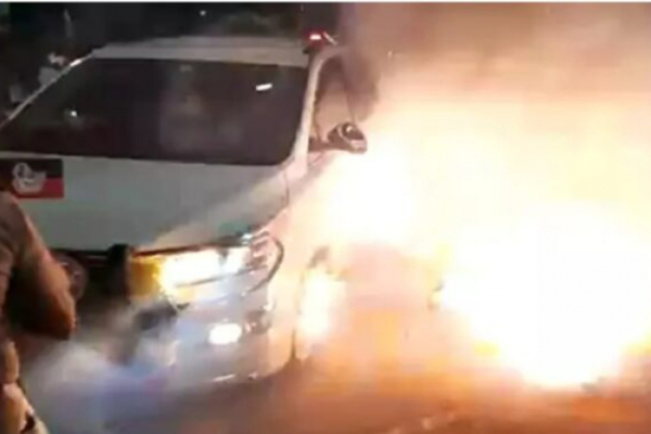 அமைச்சரின் காரில் பட்டாசை கொளுத்தி போட்ட நபர் : கோவில்பட்டியில் பரபரப்பு | Person Firecrackers Minister Car Commotion