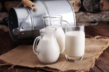 ඔබත් පිටරටින් ගෙන්නන කිරි වර්ග පානය කරනවාද.. එළකිරි පානය කිරීමෙන් ලැබෙන විශ්මිත වාසි මෙන්න..