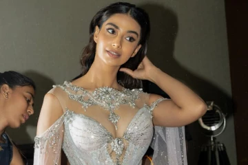 விருது விழாவுக்கு உச்சகட்ட கிளாமரில் வந்த மீனாட்சி சவுத்ரி.. செம ஹாட் ஸ்டில்கள்