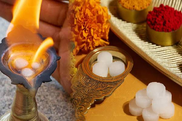 கற்பூரம் ஏன் எளிதில் தீப்பிடிக்கிறது தெரியுமா? பலரும் அறியாத தகவல்! | Why Does Camphor Catch Fire Easily