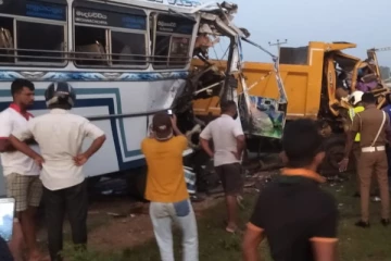 வவுனியாவில் விபத்தில் சிக்கிய பேருந்து: பத்திற்கும் மேற்பட்டோர் வைத்தியசாலையில் (Video)