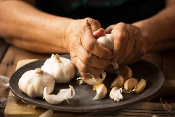 சுகரை கன்ட்ரோல் செய்யனுமா? அப்போ பூண்டை இப்படி சாப்பிட்டு பாருங்க!