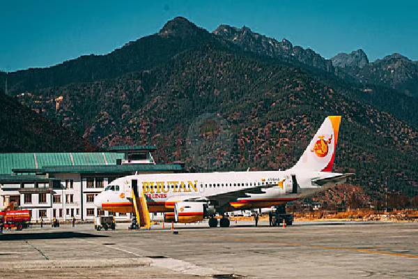 உலகின் ஆபத்தான விமான நிலையங்கள்! விசேட பயிற்சி பெற்ற விமானிகளால் மட்டுமே சாத்தியம் | The 7 Most Dangerous Airports In The World