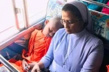 இலங்கையில் மதத்தை தாண்டிய மனிதநேயம்; நெகிழவைத்த புகைப்படம்!