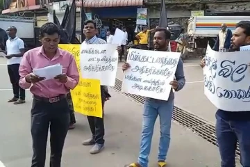 நுவரெலியாவில் அத்தியாவசியப் பொருட்களின் விலைகளை குறைக்குமாறு கோரி ஆர்ப்பாட்டம் (video)