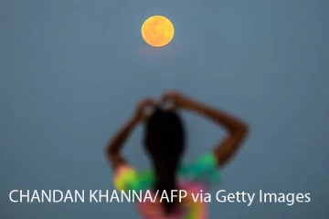 வானில் பிரம்மாண்டமாக தோன்றிய ”சூப்பர் மூன்” - வியக்க வைக்கும் புகைப்படங்கள்