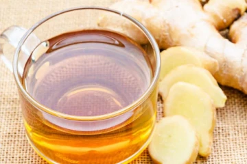 சூடான நீரில் இஞ்சியை கலந்து குடித்து வாருங்கள்! கிடைக்கும் நன்மைகள் என்ன தெரியுமா?