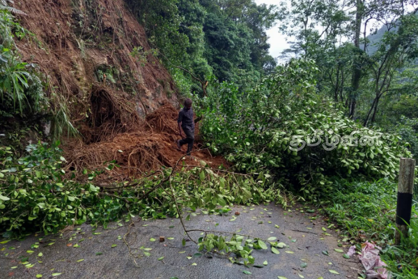 மலையக பகுதிகளில் தடைப்பட்டிருந்த போக்குவரத்து மீண்டும் வழமைக்கு...! | Traffic Was Restricted In The Hilly Areas